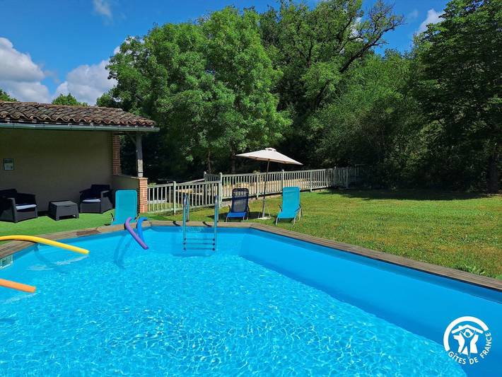 Gîte pour 4 personnes, avec jardin ainsi que terrasse et piscine