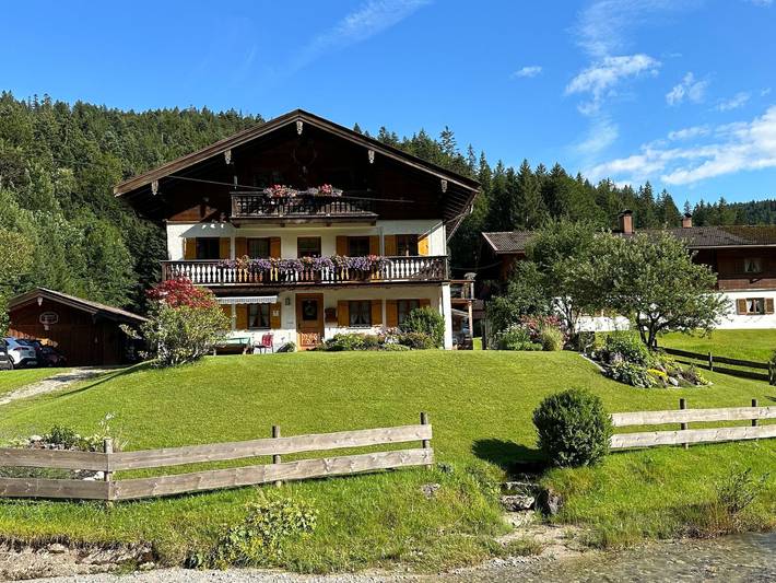 Ferienwohnung für 4 Personen, mit Balkon und Terrasse sowie Garten und Ausblick in Kreuth