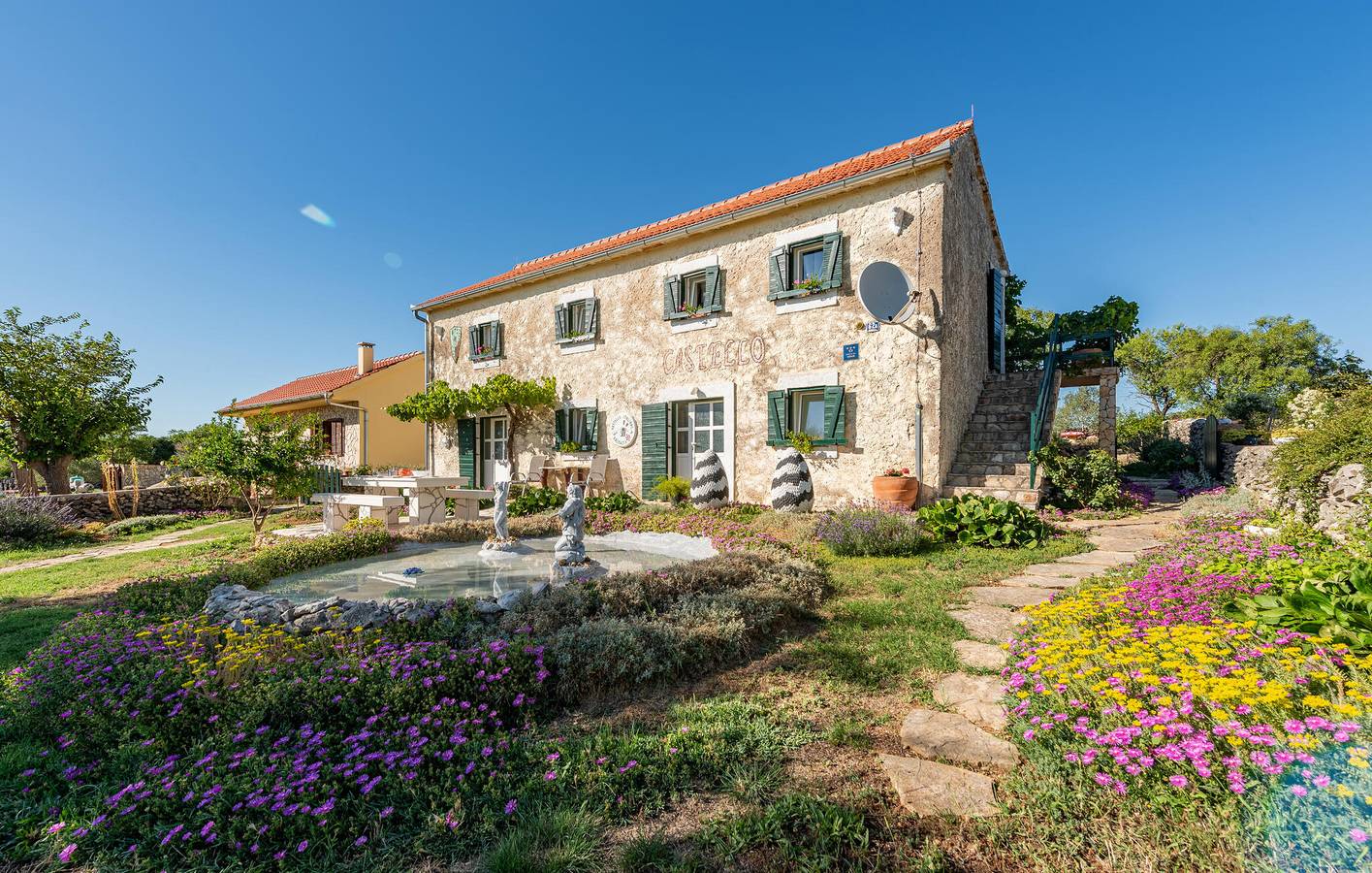 Geräumige 1-Zimmer-Wohnung mit Pool, Terrasse, WLAN und Küche in Grad Benkovac, Zadar