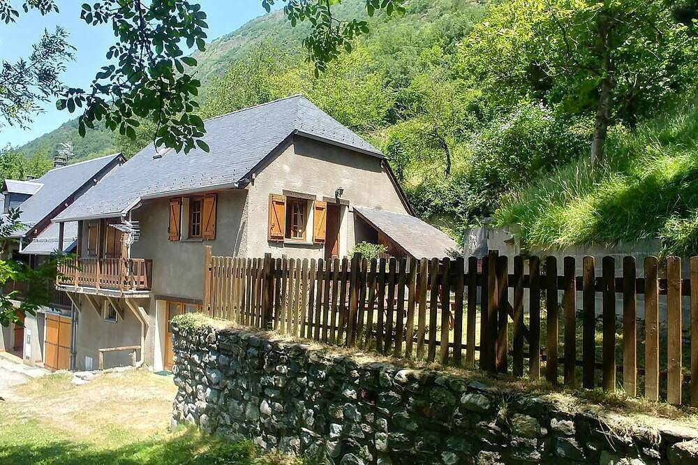 Maison traditionnelle au calme, jardin et vue, proche commodités. in Esquièze-Sère, Parc national des Pyrénées