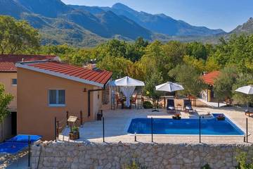 Finca für 4 Personen, mit Garten und Whirlpool sowie Pool in Dalmatien