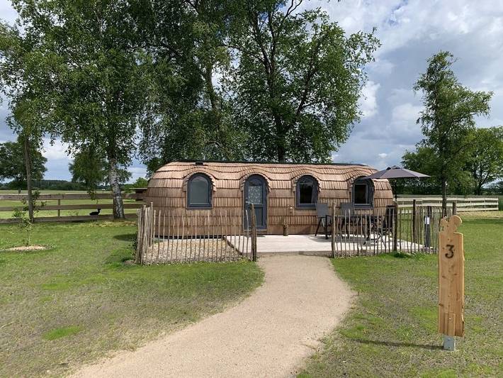 Wohnwagen für 4 Personen, mit Whirlpool und Terrasse sowie Garten und Sauna