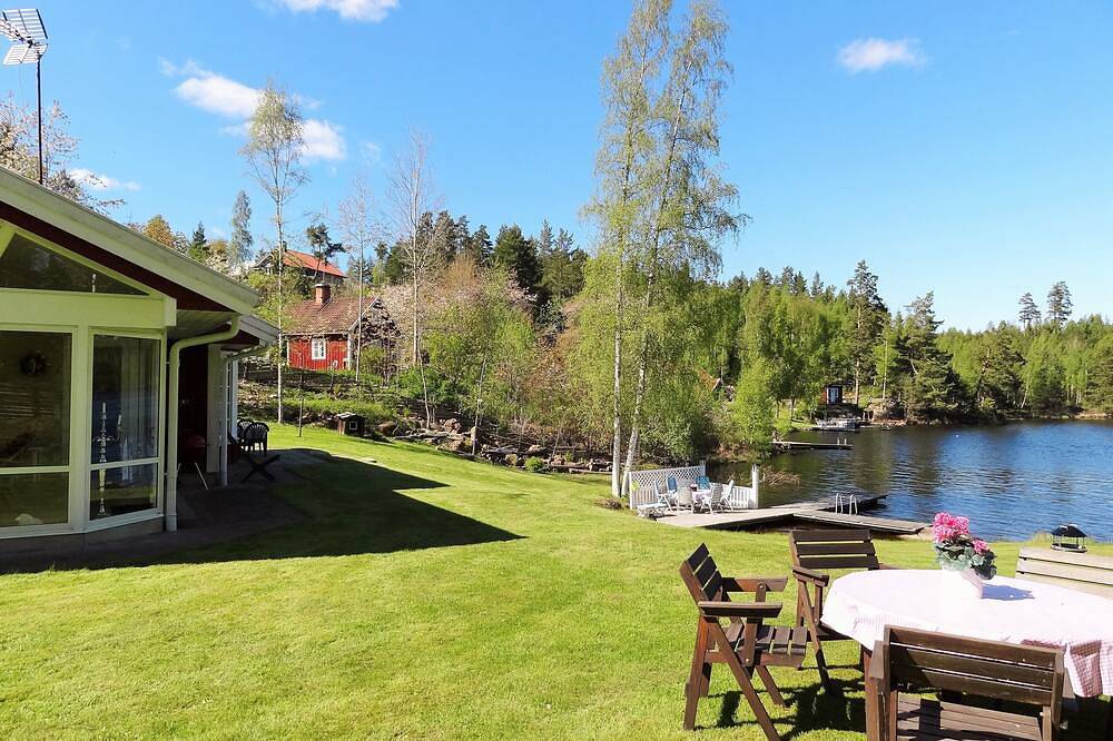 Haus in sonniger Lage am Sommen mit eigenem Steg und Boot, gute Angelmöglichkeit in Boxholm kommun, Sommen
