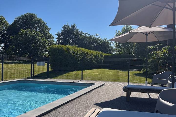 Gîte pour 4 personnes, avec piscine et jardin