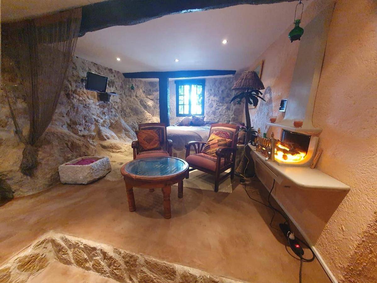 Appartement entier, One-Bedroom Apartment in Le Broc, Côte méditerranéenne (France)