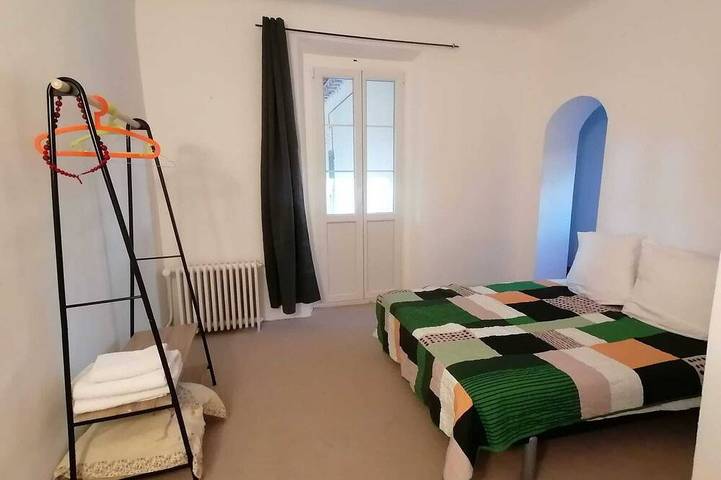Hôtel pour 48 personnes à La Crau - 2
