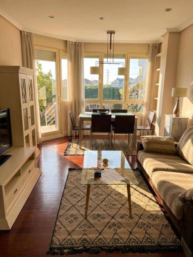 Apartamento para 4 personas, con Balcón y Terraza además de Jardín y Piscina en Bárcena de Cicero