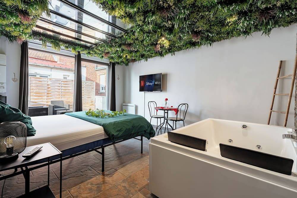 Apartamento entero, Le Qube Tropical by Prestige Home Living / 2-seater whirlpool and terrace in Montdidier, Montdidier region