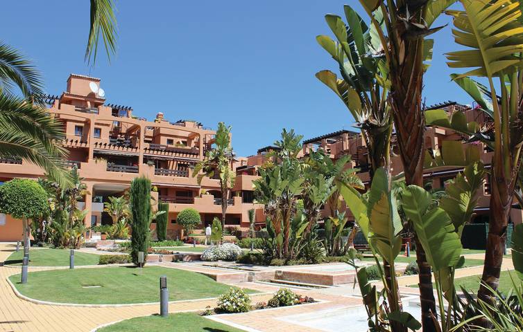 Entire holiday apartment, Sea-View Apartment with Pool & Parking in Playa del Angel (Estepona), Estepona