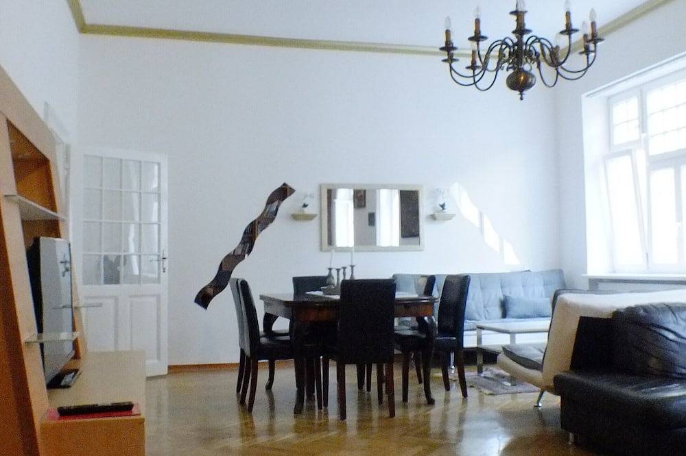 Ganze Wohnung, 120 Qm Stilvolle Wohnung mit Wunderschönen Terasse in Wien, Wienerwald