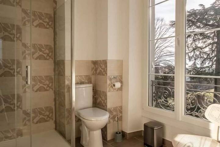 Location de vacances pour 2 personnes, avec terrasse ainsi que piscine et jardin dans Porte-de-Savoie - 3