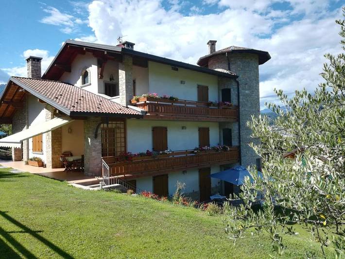 Location de vacances pour 5 personnes, avec piscine ainsi que vue et jardin à San Giovanni Bianco