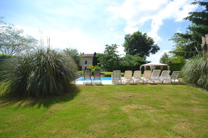 Gîte pour 11 personnes, avec Piscine à Montembœuf