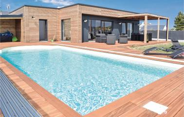 Gîte pour 9 personnes, avec piscine ainsi que terrasse et jardin à Créances
