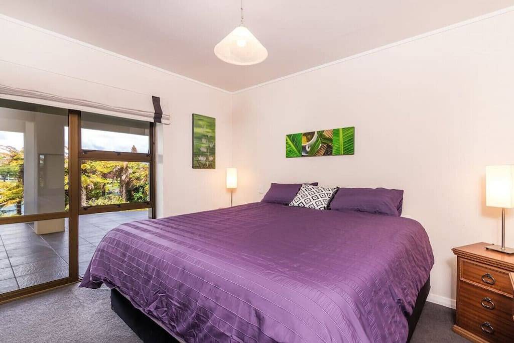 Riverside Villa - Großes modernes Haus am Ufer des Waikato River in Taupo, Taupo District