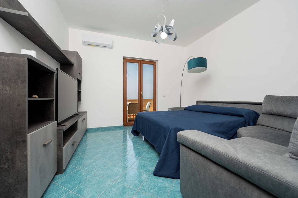 Geheel appartement, Boundless sea views with large furnished terrace, super fast wifi, a/c in Pianillo, Tovere