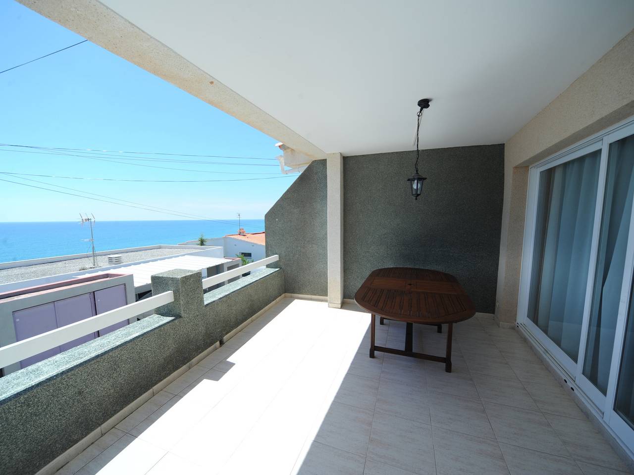 Entire apartment, Spacious 4-bedroom apartment with terrace and air conditioning in Peñiscola in Peñiscola, Costa del Azahar
