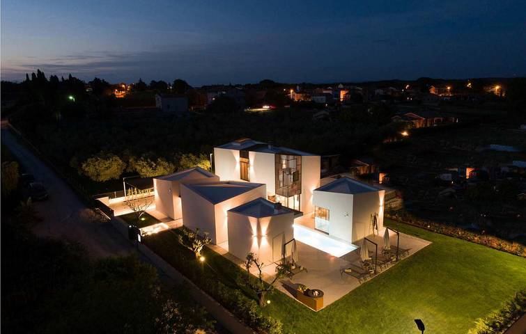 Ferienhaus für 8 Personen, mit Sauna und Terrasse sowie Garten und Whirlpool, mit Haustier in Kastelir