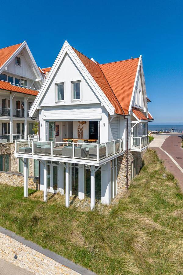 Familie beachhuis op de duinen (Duinhuis) in Cadzand-Bad, Zeeuwse Kust