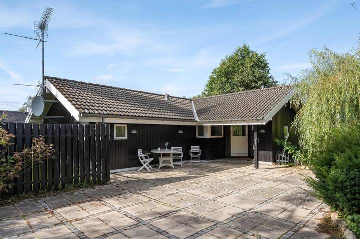 Pet friendly home in Hornbæk with sauna in Dronningmølle, Kattegat Küste