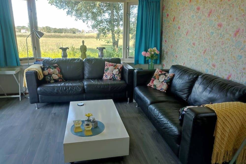 Chalet with garden, views, wifi, Leeuwarden Franeker Harlingen in Menameradiel, Niederländische Nordsee
