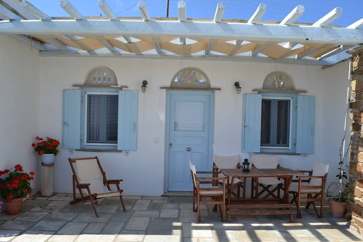 Location de vacances pour 4 personnes, avec vue sur l’océan ainsi que jardin et terrasse, animaux acceptés dans Tinos - 2