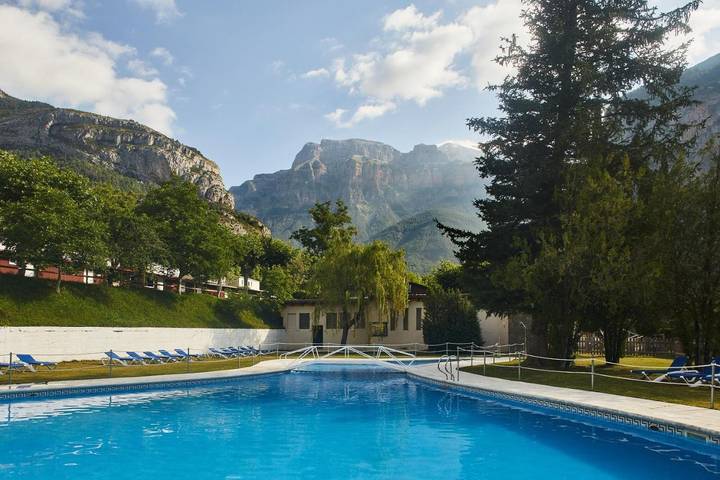 Apartamento para 2 personas, con jacuzzi y piscina además de sauna y jardín, Se admiten mascotas en Torla-Ordesa