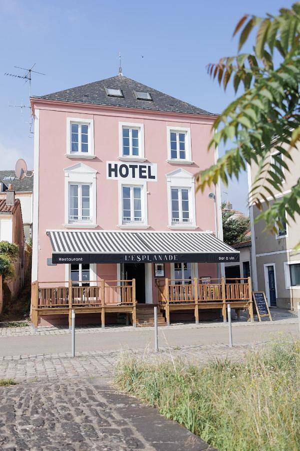 L'Esplanade Hôtel Restaurant Bar à vin in Le Pellerin, Région de Nantes