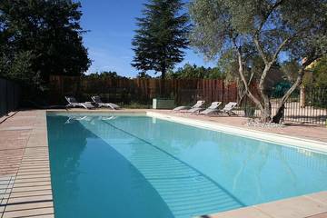 Cottage pour 9 personnes, avec terrasse ainsi que jardin et piscine à Saint-Julien-de-Peyrolas