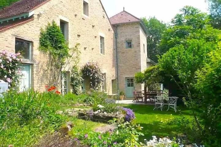 Location de vacances pour 7 personnes, avec piscine et jardin, animaux acceptés à Montoillot