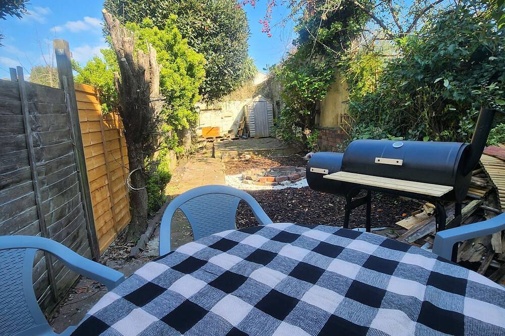 House near restaurants, park and pubs, perfect for pets! in Bristol, South West England