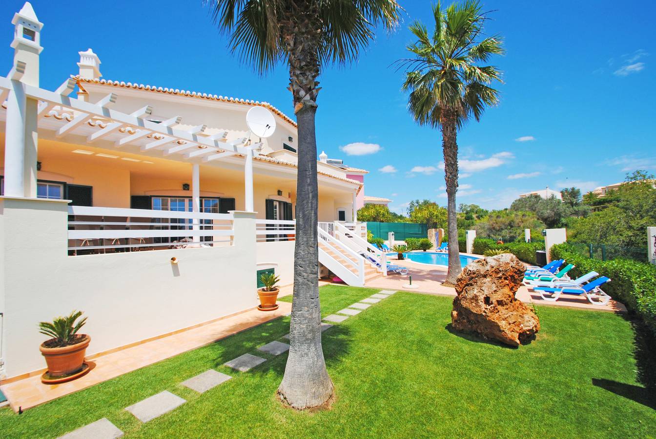 Villa Oliveira in Armação de Pera, Faro District