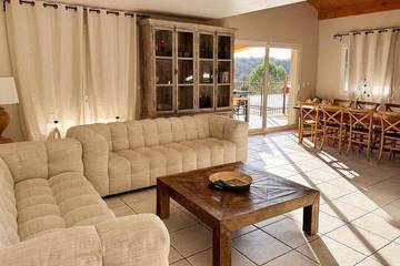 Location de vacances pour 8 personnes, avec piscine et jardin ainsi que sauna et terrasse, animaux acceptés à Saint-Maurice-d'Ardèche