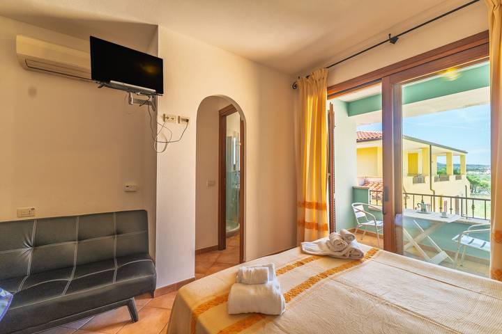 Appartamento intero, Appartamento 'Galatea - Monolocale' con Balcone, Wi-Fi e Aria Condizionata in Palau (villaggio), Palau (Sardegna)