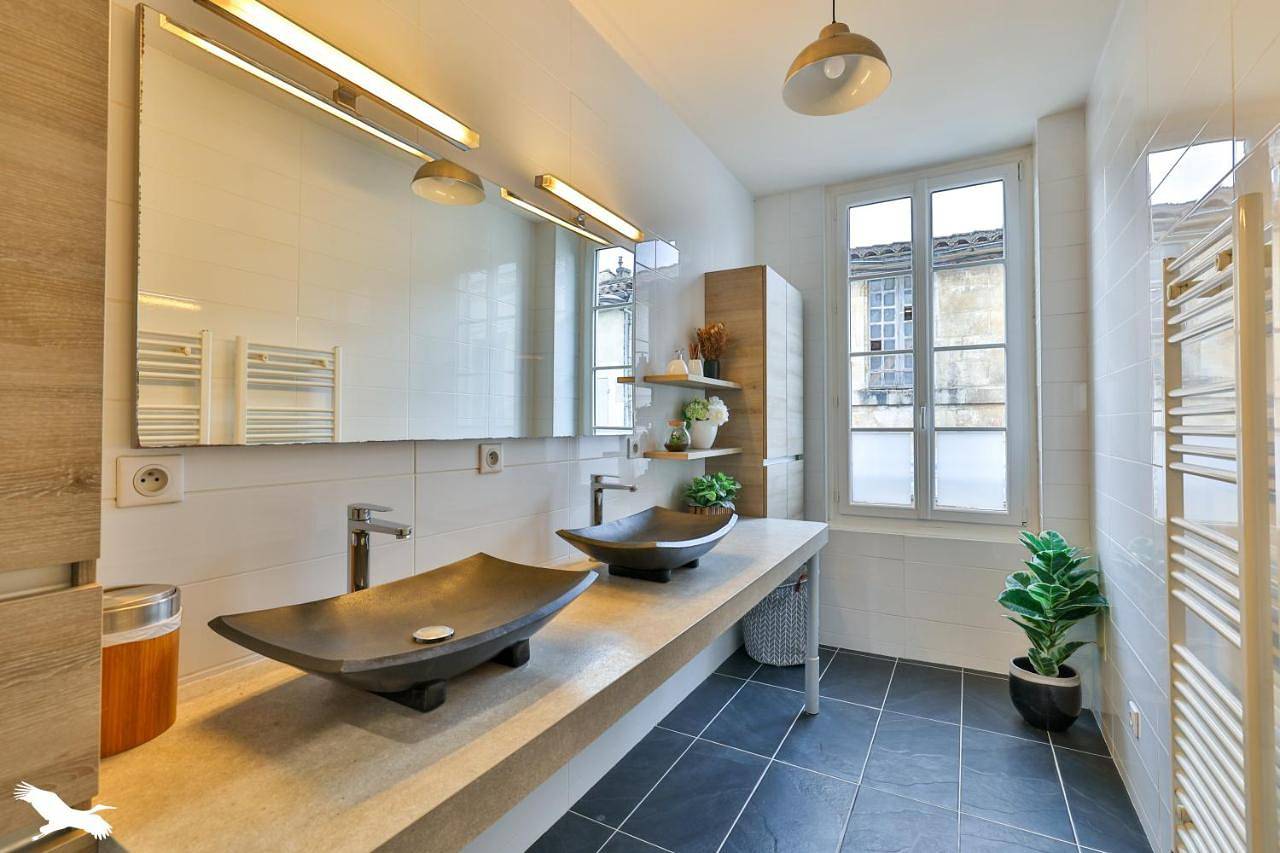 Appartement entier, Five-Bedroom House in Cognac, Charente