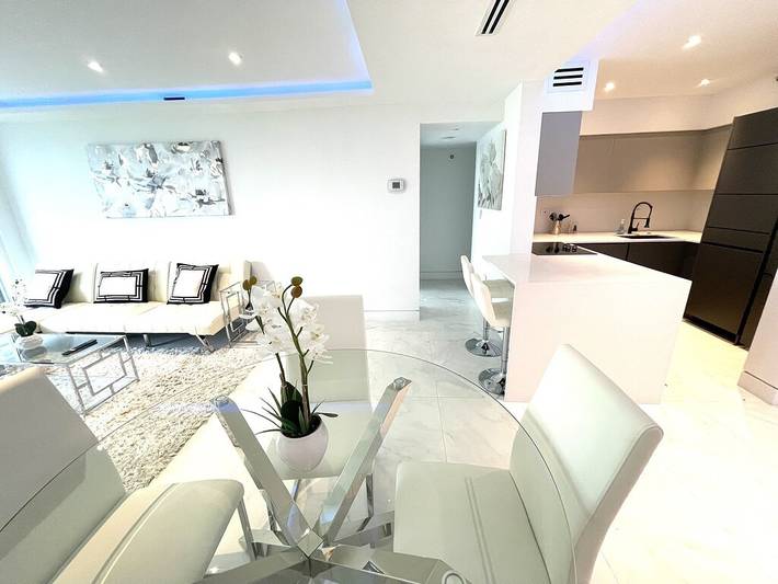 Vacation rental for 2 people, with sauna and yard as well as pool and hot tub, with pets in South Beach