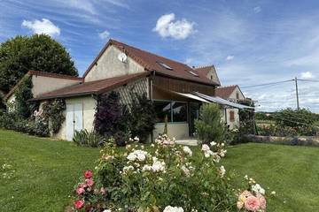 Location de vacances pour 5 personnes, avec piscine ainsi que terrasse et jardin dans Louchy-Montfand