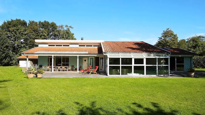 Ferienhaus für 11 Personen, mit Pool und Whirlpool sowie Garten und Sauna in Tisvilde