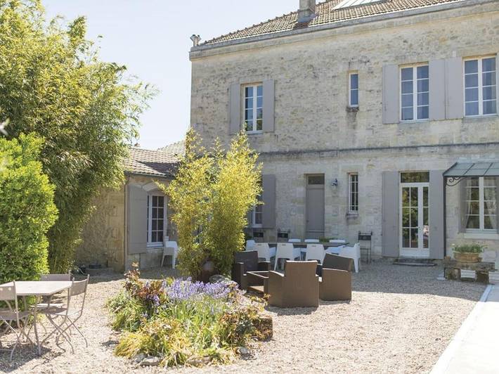 Gîte pour 2 personnes, avec terrasse ainsi que jardin et piscine à Moulis-en-Médoc