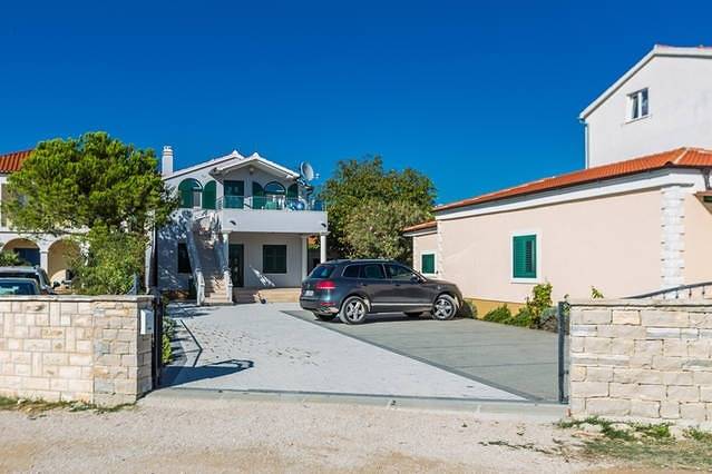 Ferienwohnung für 5 Personen, mit Terrasse in Pirovac