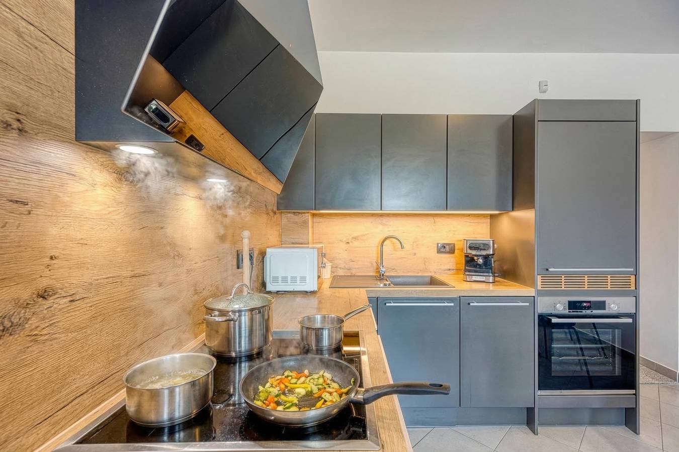 Apartamento inteiro, Modern Apt Deni: Terrace + Private Parking in Koper, Riviera eslovena