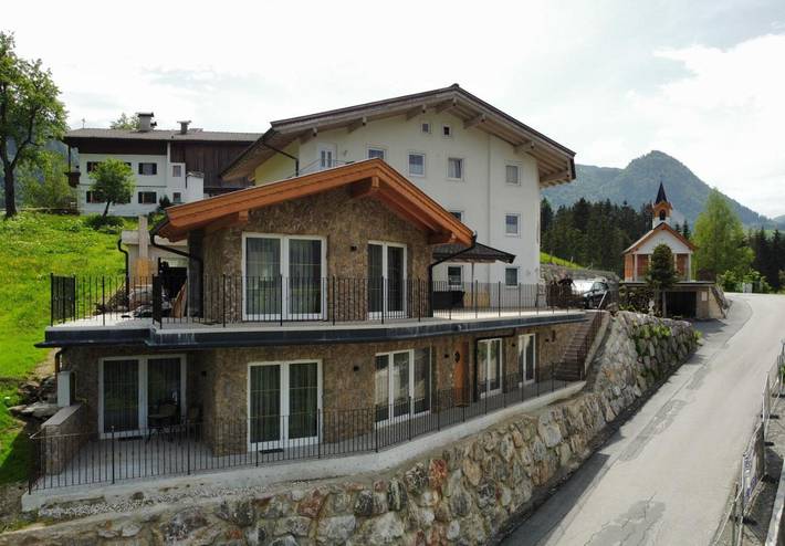 Hütte für 6 Personen, mit Balkon und Terrasse sowie Garten und Ausblick in Fieberbrunn