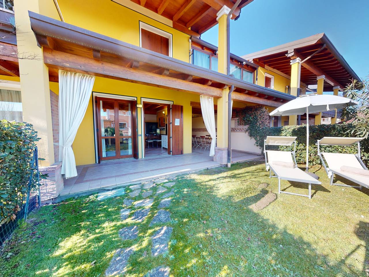 Ganze Wohnung, Garda Pleasure 2 rooms - garden By Bookinggardala in Padenghe sul Garda, Gardasee-Berge