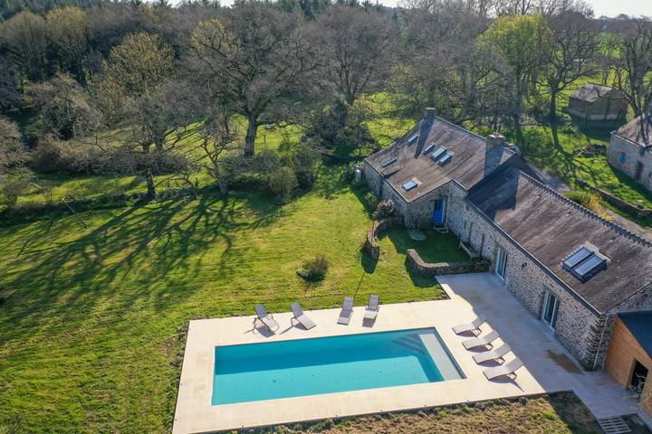 Gîte pour 12 personnes, avec Terrasse et Jardin ainsi que Piscine et Vue à Ambon