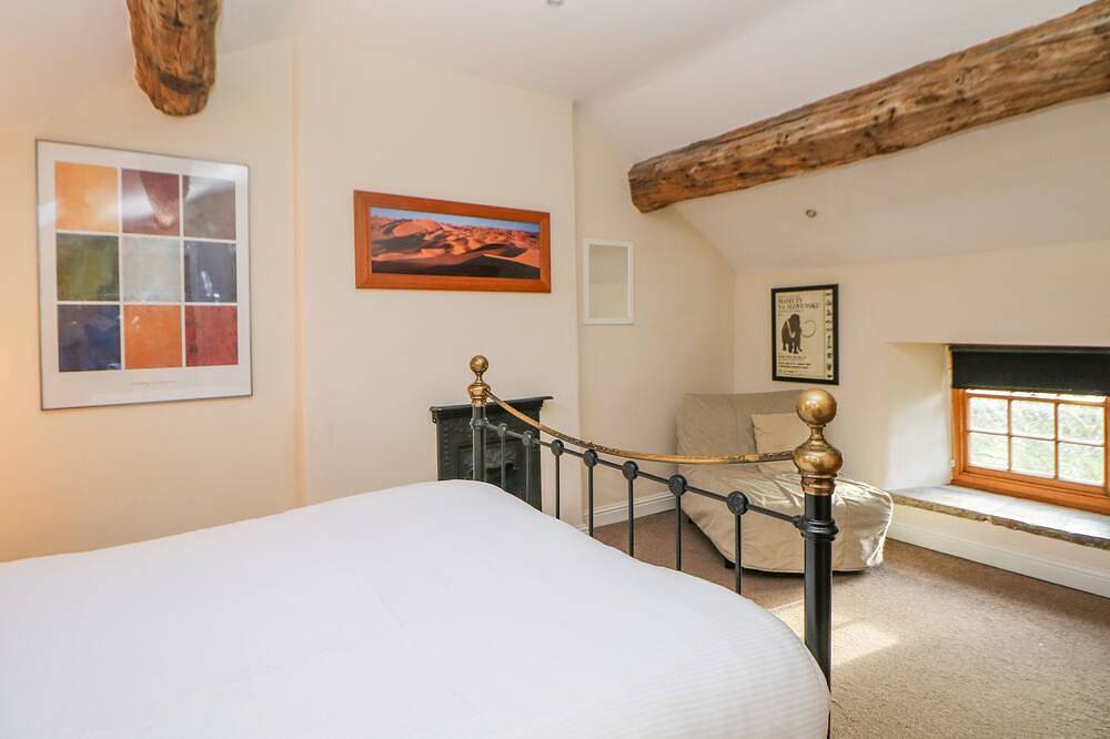 The Old Robin Hood, pet friendly, with hot tub in Holmesfield in Derbyshire