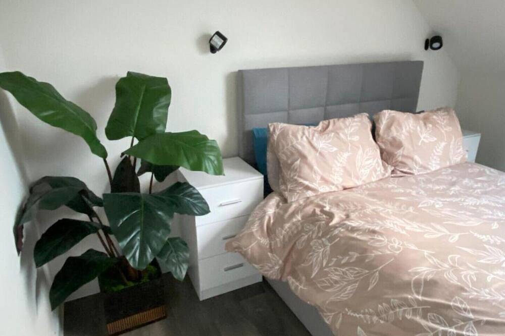 The Cottontail - Deluxe Private Room With Breakfast - Tamworth in Drayton Manor Park, Staffordshire