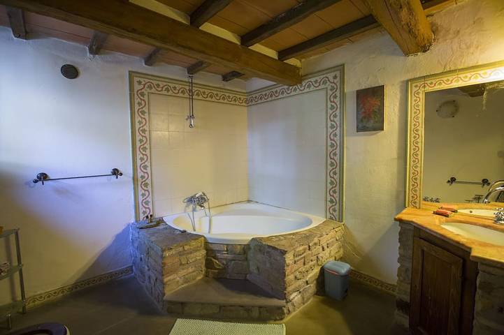 Villa con piscina privata, vista sul lago e sulle montagne. in Caprese Michelangelo, Valtiberina