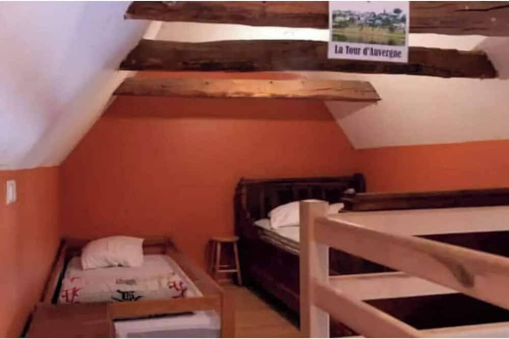 Holiday Home 'Maison De Famille De 1823' with Private Terrace and Wi-Fi in Chastreix, Volcans d'Auvergne Regional Nature Park