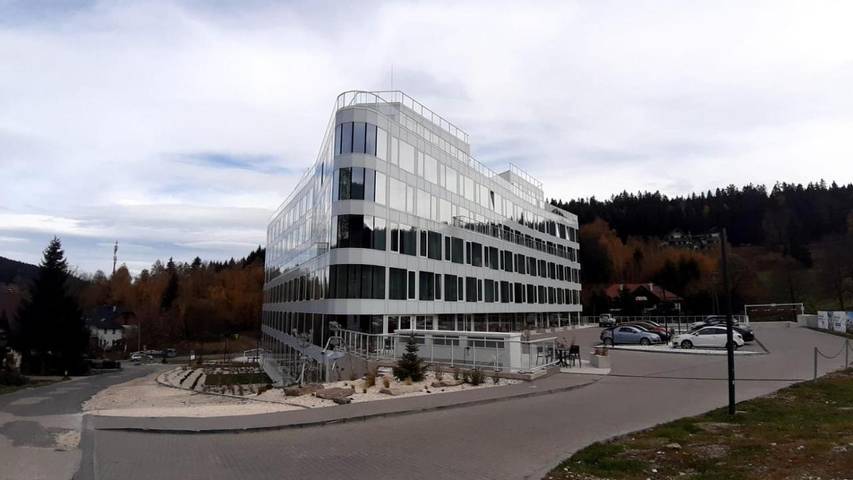 Apartament wakacyjny dla 4 osób, z sauna i ogród oraz jacuzzi i basen w Sienna