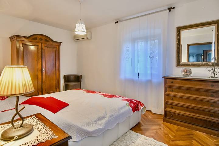 Ganze Wohnung, Ferienwohnung Ula im Erdgeschoß mit Terrasse mit Meerblick  in Nerezine, Lošinj (Kvarner Bucht)